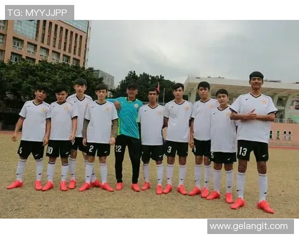 在喝酒与足球的激情碰撞中感受生活的热烈与快乐