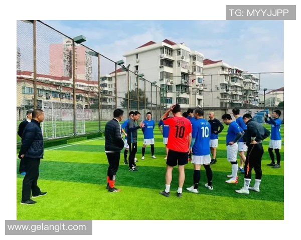 智能折叠足球灯让你的夜间训练更安全更便捷，照亮每一个进球瞬间